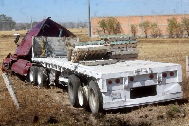 El trailer detuvo su marcha en un campo agrícola