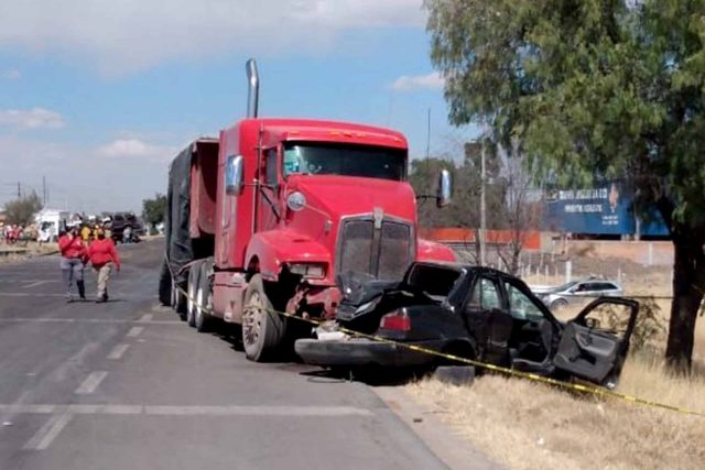 Trailer que colisionó a un sentra en color negro