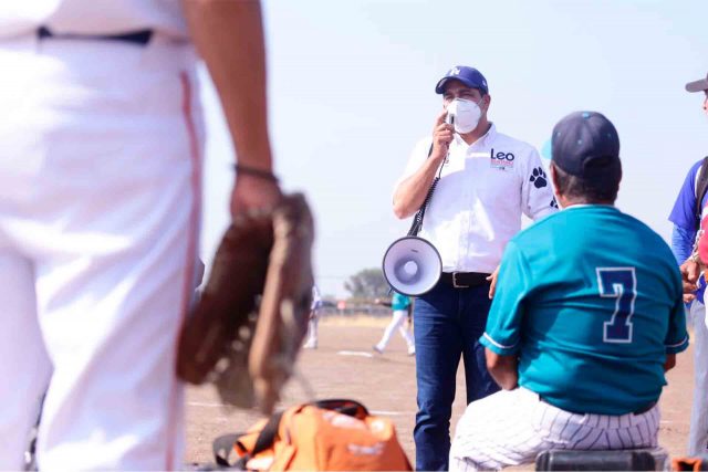 Leo Montañez recorrió espacios deportivos como parte de su gira de campaña.