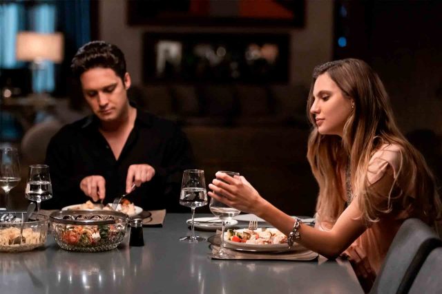 Escena del tercer capitulo de la serie "Luis Miguel, la serie".