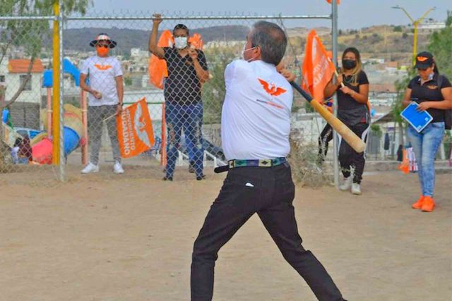 Arellano conviviendo con sus simpatizantes en un partido de beisbol.