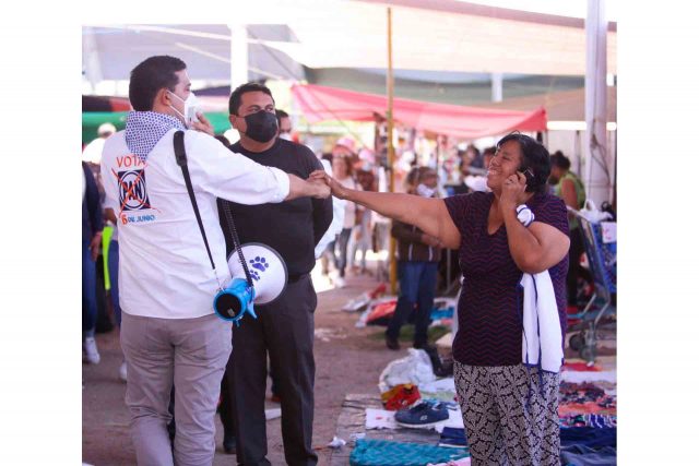 El candidato de la coalición PAN-PRD visitó mercados y tianguis de la capital para dar a conocer sus propuestas.