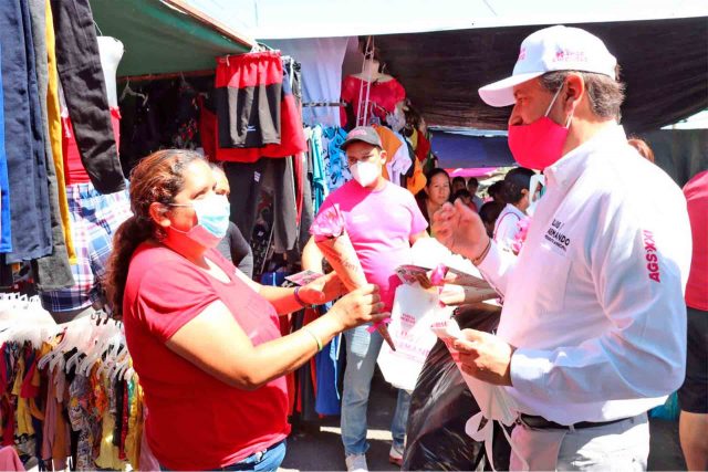 El candidato a la Alcaldía capitalina de Fuerza por México visitó el tianguis de la colonia Guadalupe Peralta, donde convivió con vecinos de la zona.