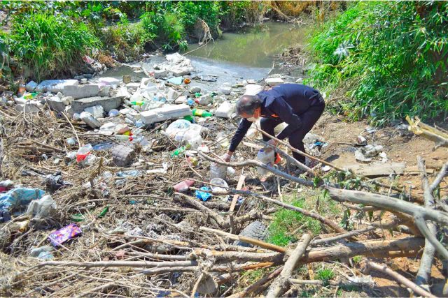 El candidato de Movimiento Ciudadano durante las labores de limpieza del Río San Pedro.