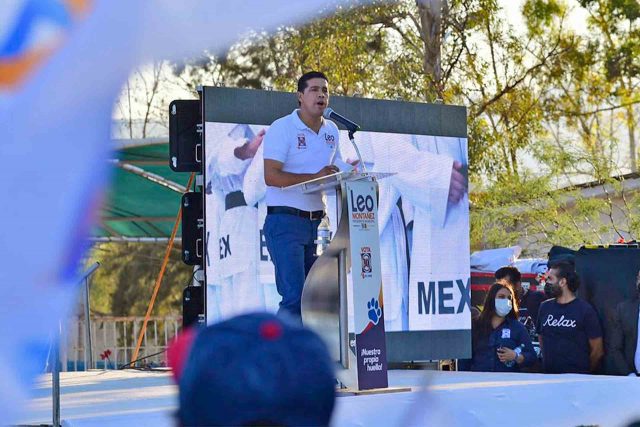 El candidato panista durante la presentación del tercer eje.