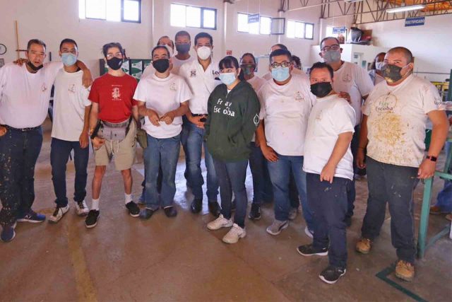 Con parte del equipo que labora en la asociación Fray Escoba.