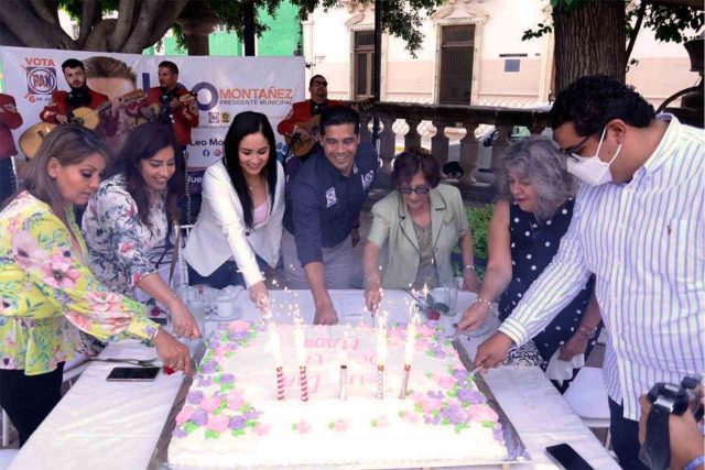 El candidato de la coalición ‘Por Aguascalientes’, Leo Montañez, festejó el Día de las Madres con su esposa y su mamá.