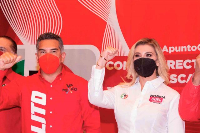 Alejandro Moreno, presidente del CEN del PRI, con la candidata del partido para la Alcaldía capitalina, Norma Guel.