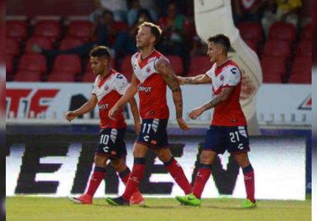 El jugador de Veracruz Cristian Menéndez (c) después de anotar ante Querétaro, el sábado 19 de agosto de 2017. EFE/Archivo