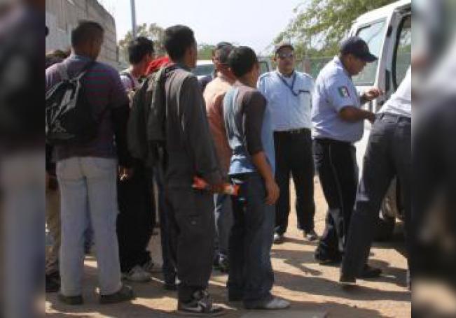 Las autoridades mexicanas detuvieron a dos personas que trasladaban ilegalmente a 76 migrantes centroamericanos en un autobús de pasajeros.