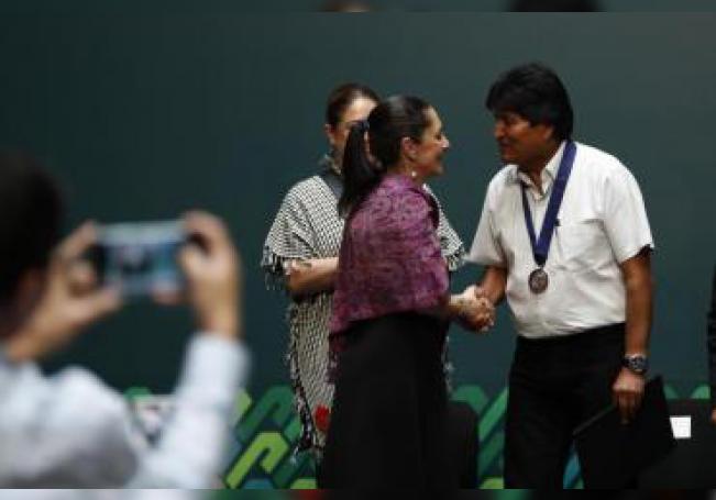 Evo recibe distinción de Ciudad de México y reitera diálogo para Bolivia