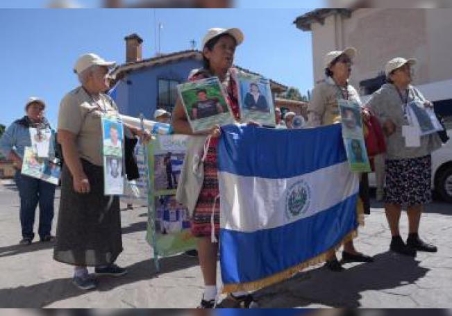 Madres centroamericanas portan fotografías de sus hijos migrantes desaparecidos durante una marcha este martes en la ciudad de San Cristóbal de Las Casas, en el estado de Chiapas (México). EFE/ Carlos López