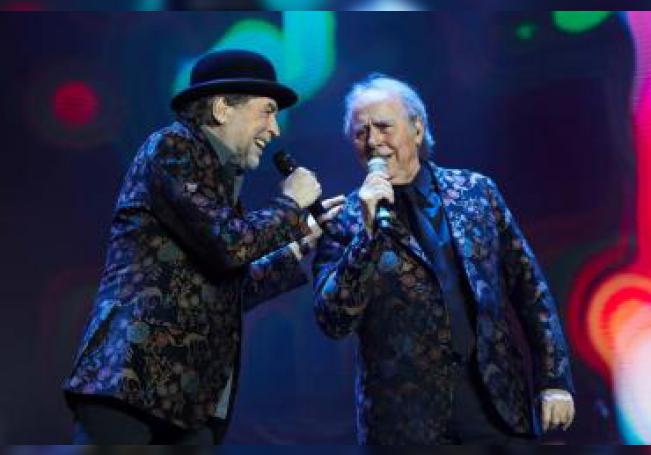 Los cantantes Joan Manuel Serrat (d) y Joaquín Sabina durante una actuación dentro de su gira 