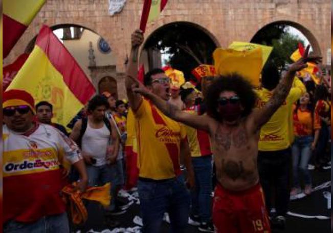 Aficionados del Morelia violan cuarentena en protesta por mudanza del equipo