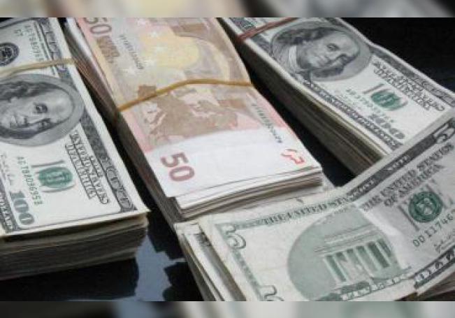 El peso mexicano baja de 22 unidades por dólar por primera vez desde marzo