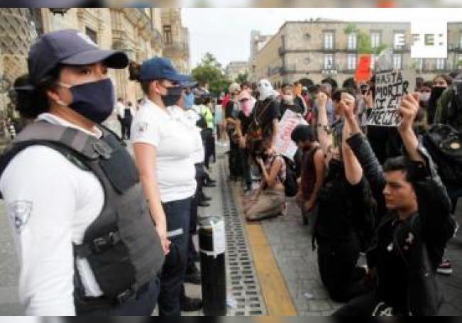Persisten arrestos de manifestantes contra la violencia policial en Jalisco