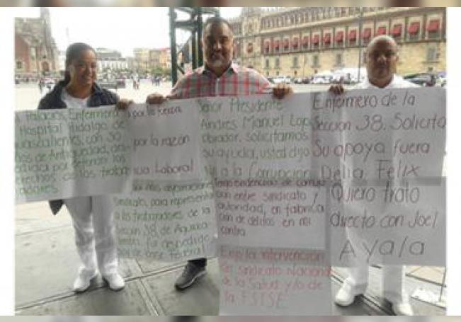 Despedidos del ISSEA y del Hidalgo llevan su protesta a Palacio Nacional