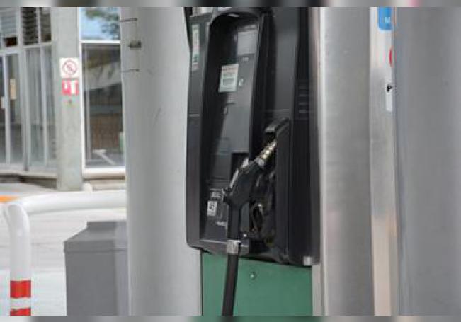 Dos gasolinerías locales siguen vendiendo el diesel a precios altos.