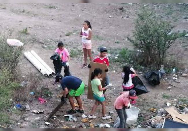 Se unen vecinos de Peñuelas para limpiar la basura del lecho del arroyo