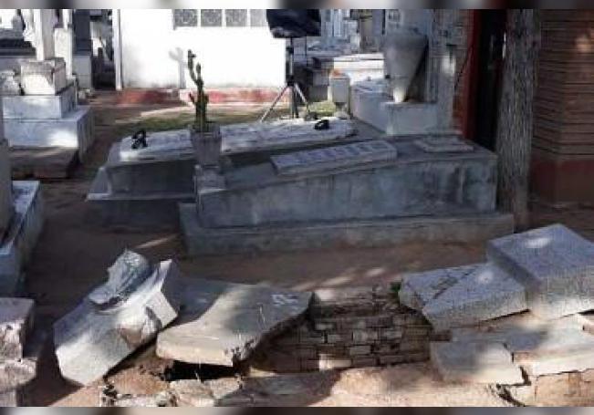 Denuncian deterioro de tumbas históricas en los panteones