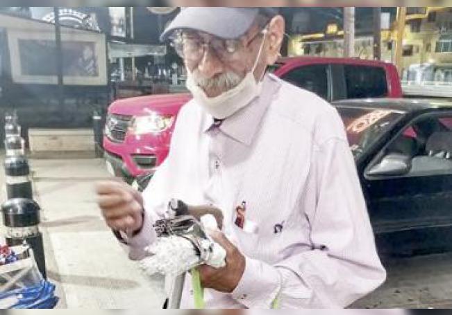 Adulto mayor vive de lo que vende en la calle; piden apoyarlo