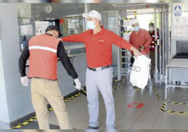 Inspección de los trabajadores que regresaron ayer a la planta de Nissan.