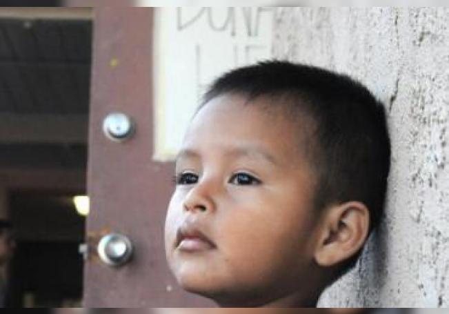 Marciano, de 2 años, se recuesta el pasado 29 de abril en la pared de un albergue en Phoenix, Arizona (EE. UU.).
