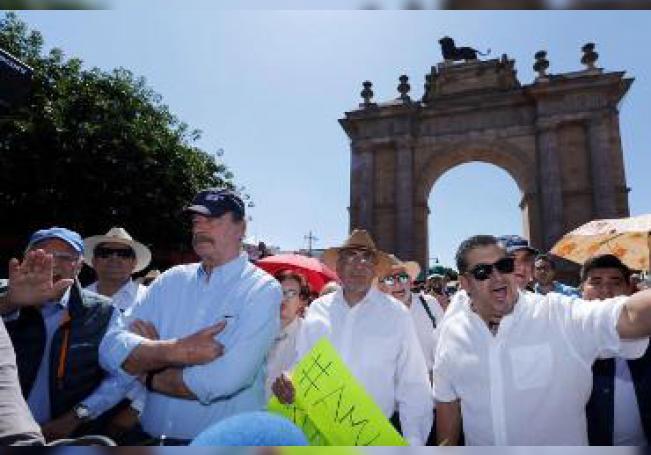 Miles marchan contra López Obrador a un año después de su victoria