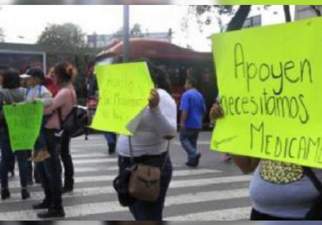 Padres de niños con cáncer exigen a López Obrador suministrar medicinas
