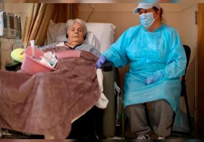 Mujer de 85 años sobrevive tres días flotando en nevera y sofá tras Dorian