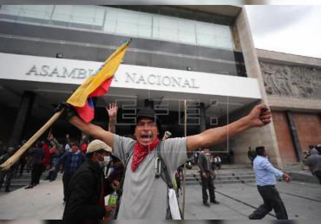 Manifestantes ocupan sede del Legislativo en Quito y piden salida de Moreno