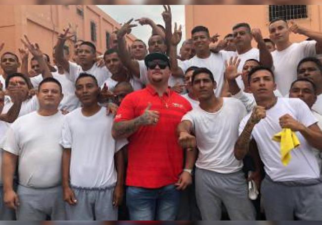 Andy Ruiz visita prisión del Topo chico, en Monterrey