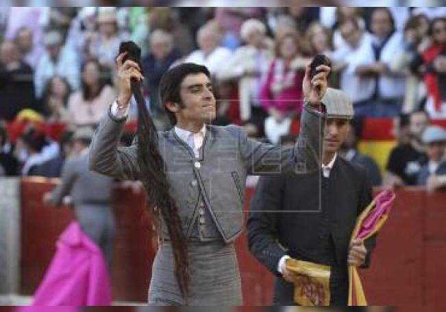 El diestro Miguel Ángel Perera pasea los máximos trofeos en un festival celebrado en Almendralejo
