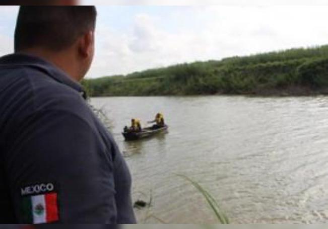 Un rescatista de la Protección Civil mexicana trabaja en la zona donde fueron hallados los cuerpos sin vida de un presunto migrante y su bebé a una orilla del Río Bravo en Matamoros, frontera con EE.UU., en el estado de Tamaulipas (México).