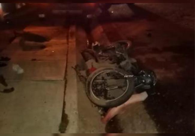 La motocicleta quedó tirada sobre la calle.