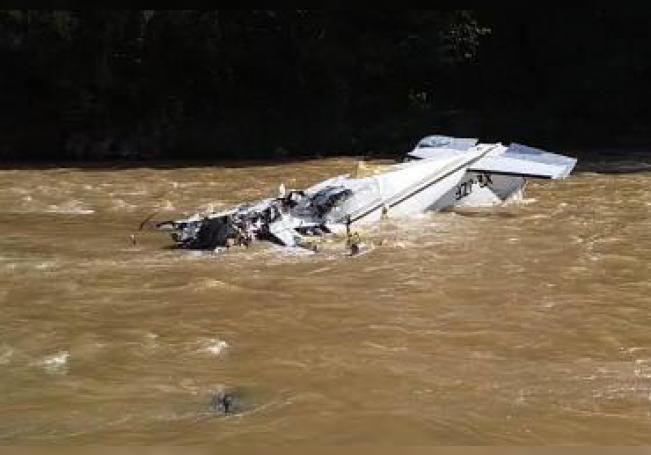 Mueren cinco personas al caer una avioneta en Michoacán