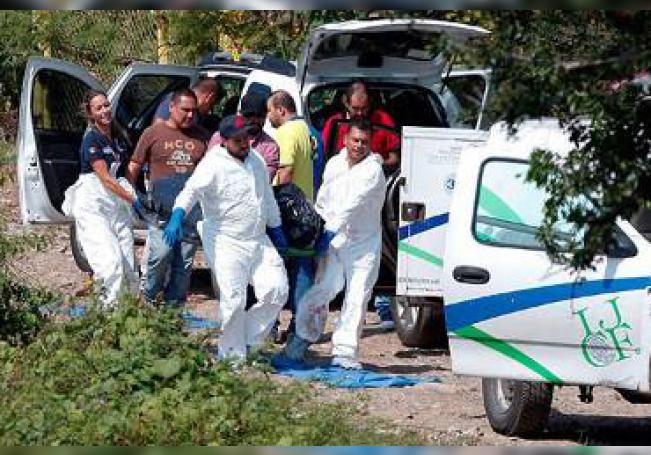 Encuentran siete cuerpos dentro de tres camionetas en Jalisco