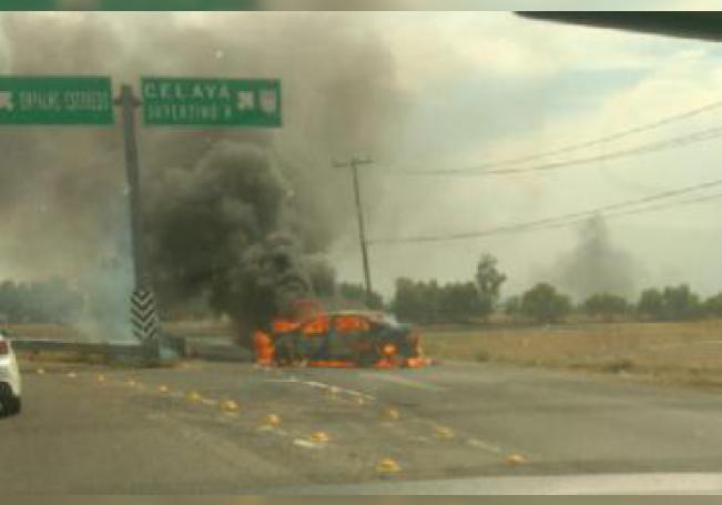 Bloquean e incendian autos en carreteras de Guanajuato