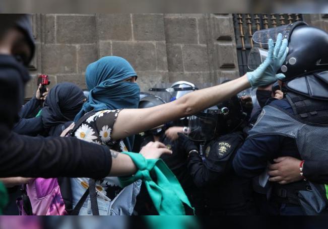 Mujeres pertenecientes a diferentes organizaciones protestan en una manifestación feminista, convocada para este mismo día, en Ciudad de México (México). EFE/ Sáshenka Gutiérrez