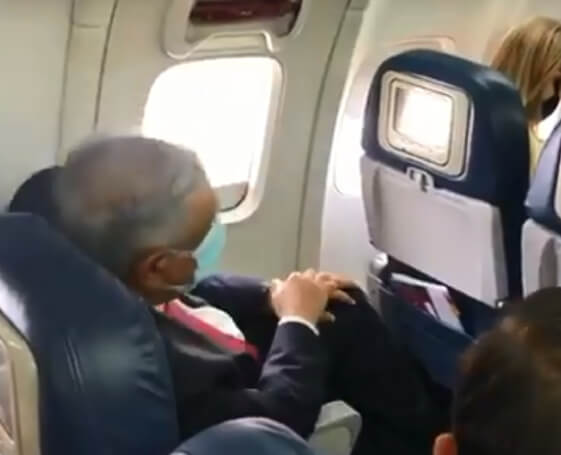 López Obrador despega rumbo a EU en un avión comercial y portando cubrebocas