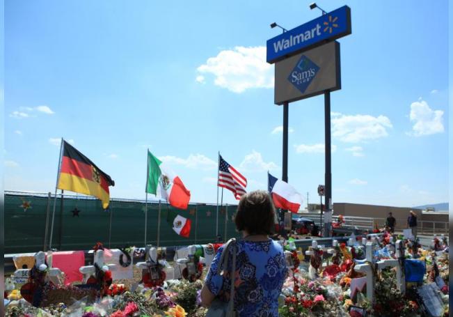 Con abrazos virtuales y peregrinaje El Paso recuerda a víctimas de tiroteo