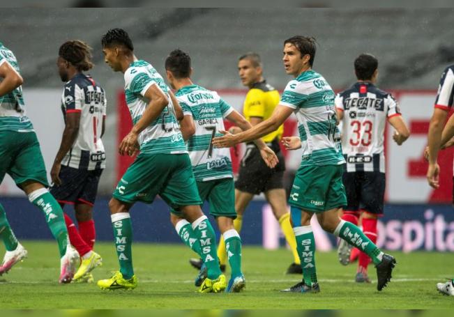 Jugadores de Santos Laguna durante un juego amistoso, entre Rayados de Monterrey y Santos Laguna, en el estadio BBVA de Monterrey. EFE/ Archivo