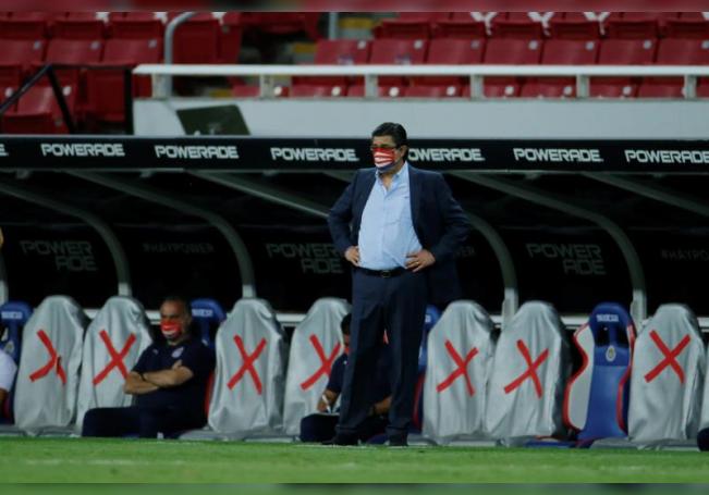 Chivas despide Luis Fernando Tena por bajo rendimiento