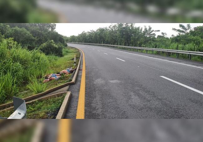 Vista general de los cuerpos de seis personas (i) que fueron abandonados en una carretera del estado de Tabasco (México). EFE/ Str ATENCIÓN EDITORES: CONTENIDO GRÁFICO EXPLICITO