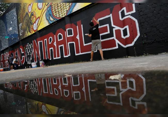 Pintan un mural en la mexicana Tijuana en memoria de una víctima de feminicidio