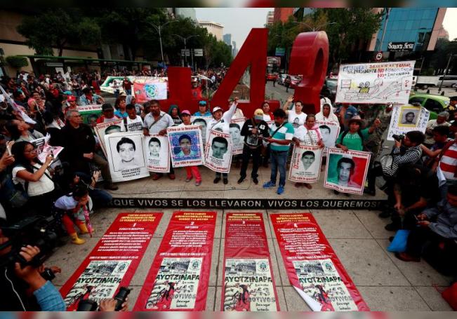 Familiares, estudiantes y simpatizantes de los 43 jóvenes desaparecidos de Ayotzinapa durante una protesta en Ciudad de México. EFE/José Méndez/Archivo