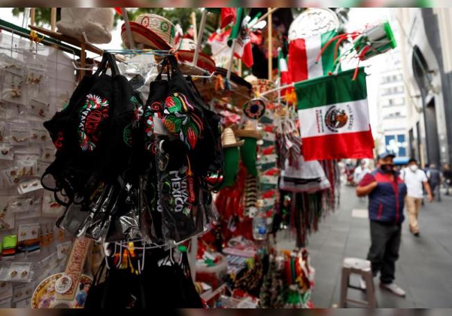 Fotografía de cubrebocas para la venta el sábado 12 de septiembre de 2020, en Ciudad de México (México). EFE/ José Méndez