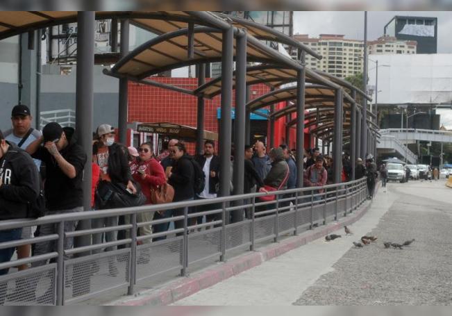 Cientos de personas hacen fila intentando cruzar hacia Estados Unidos en la frontera con México, en la ciudad de Tijuana en Baja California, (México). EFE/Archivo