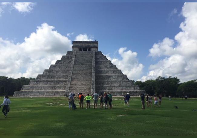 Vista de la llegada de turistas en la reapertura hoy, martes de la zona arqueológica de Chichén Itzá en Yucatan. EFE/ Martha Esther Huan