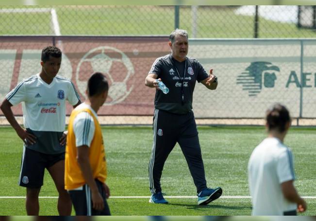 El entrenador de la selección mexicana de fútbol, el argentino Gerardo "Tata" Martino, dirige un entrenamiento en Ciudad de México (México). EFE/José Méndez/Archivo